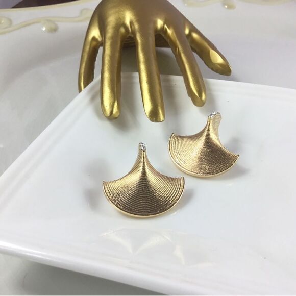 New! Zara Fan Earrings - Picture 6 of 10